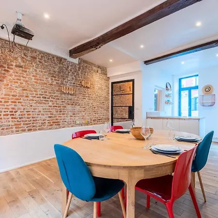 Charming Unique House In The Old District Of בית נופש