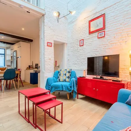 Charming Unique House In The Old District Of בית נופש